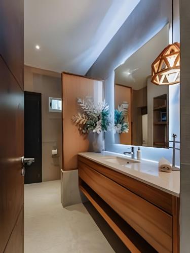 a bathroom with a sink and a large mirror at Espectacular casa en Progreso con alberca in Progreso
