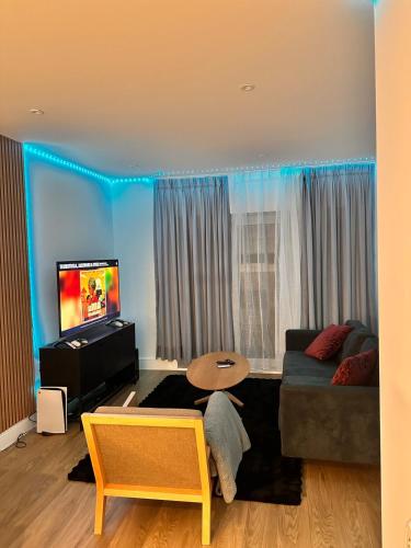 Et tv og/eller underholdning på Birmingham 2-Bedroom Garden Stay Perfect for Couples,Workers & Families