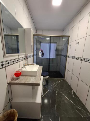 Ένα μπάνιο στο Apartamento completo