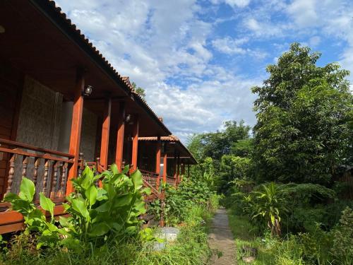 una casa con un camino al lado de un árbol en Letana Guesthouse, en Ban O
