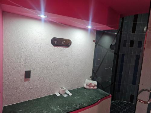 een badkamer met een douche en een basketbalring aan de muur bij Motel Éxtasis in Mexico-Stad