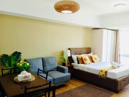 Ένα ή περισσότερα κρεβάτια σε δωμάτιο στο Walk to Abreeza Mall | Kitchen | Parking | Pool