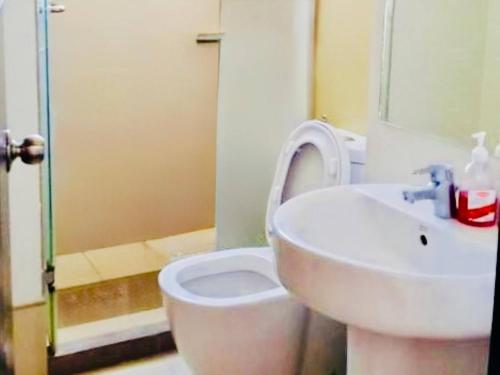 Koupelna v ubytování Walk to Abreeza Mall | Kitchen | Parking | Pool