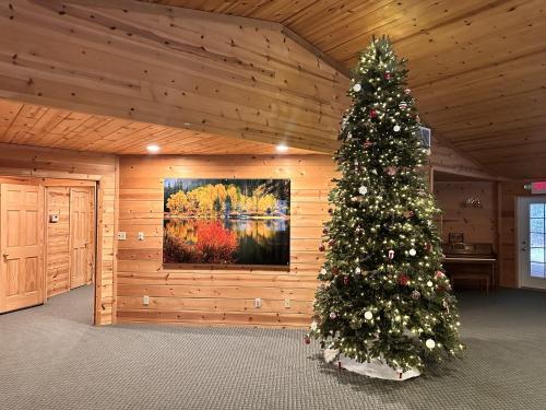 un albero di Natale all'angolo di una stanza di River Road Lodge by NW Comfy Cabins a Leavenworth