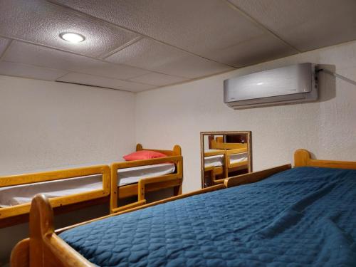 萨利纳斯Villa cerca al malecón de Salinas para 10 personas的一间设有床铺和双层床的房间