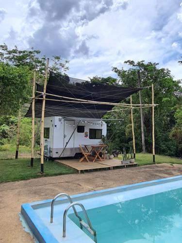 Bazén v ubytování Trailer em Caconde - Glamping, Piscina e Natureza nebo v jeho okolí