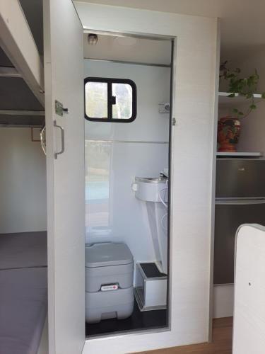 Koupelna v ubytování Trailer em Caconde - Glamping, Piscina e Natureza