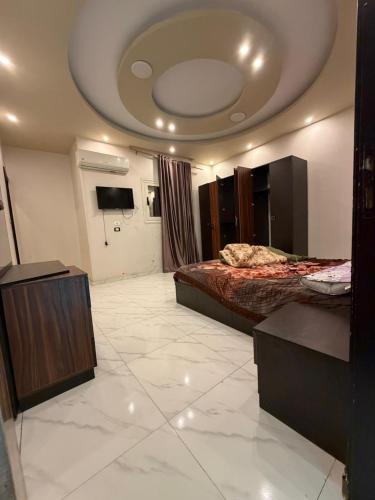Postel nebo postele na pokoji v ubytování شقة للإيجار اليومي مفروشه سوبر لوكس -الغشام -الشرقيه