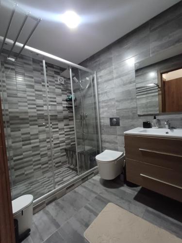 un bagno con doccia, WC e lavandino di Mohemmadia a Mohammedia