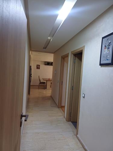 un corridoio che conduce a una camera con soffitto di Mohemmadia a Mohammedia