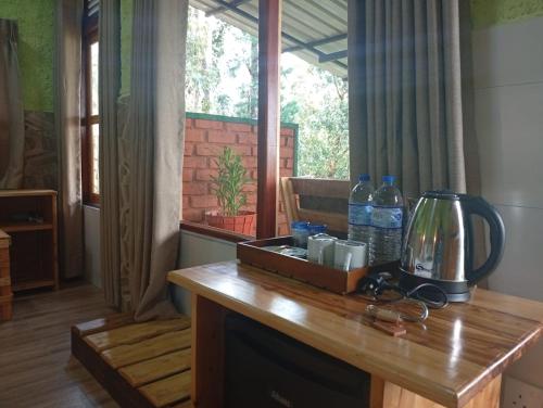 una mesa de madera con botellas de agua encima en NETHSARA cottage, en Ella