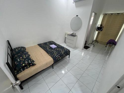 Ένα ή περισσότερα κρεβάτια σε δωμάτιο στο Zh homestay teluk batik