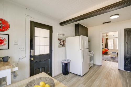 Köök või kööginurk majutusasutuses Time Machine Games Galore in Lubbock Home By TTU!