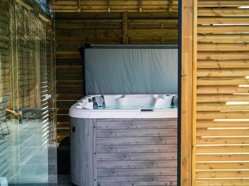 MontenakenPeaceful holiday home near Hannut的带浴缸和水槽的浴室