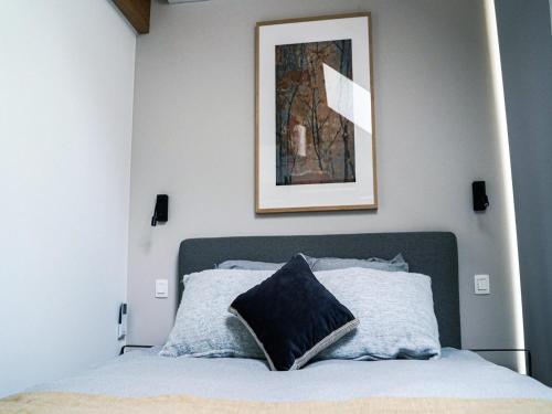 MontenakenPeaceful holiday home near Hannut的一间卧室配有一张床铺,上面有一张图片