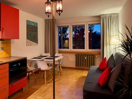 een woonkamer met een bank en een tafel bij Apartament Kochanowskiego Łódź in Łódź