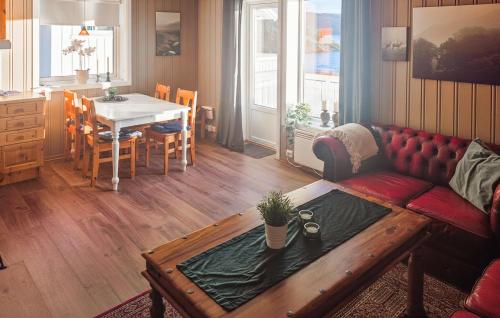 Χώρος καθιστικού στο 2 Bedroom Beautiful Home In Frosta