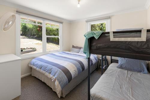 ein Schlafzimmer mit einem Etagenbett und einem Fenster in der Unterkunft Gafia in Bonnie Doon