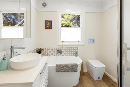 ein weißes Badezimmer mit Waschbecken und Toilette in der Unterkunft Gafia in Bonnie Doon