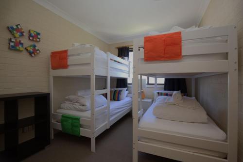 una camera con due letti a castello di Central Park 18 1 Snowy River Ave a Jindabyne