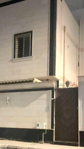 een gebouw met een garagedeur en een raam bij شقة الفخامة in Al Madinah
