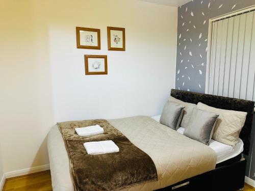 Postel nebo postele na pokoji v ubytování Landvue Stays Modern 2 Bed 2 Bath Apartment with free parking!