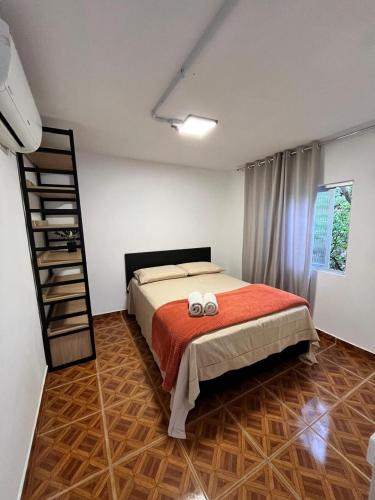 パリョサにあるMoradas do Embaúのベッドとタオル2枚のある寝室