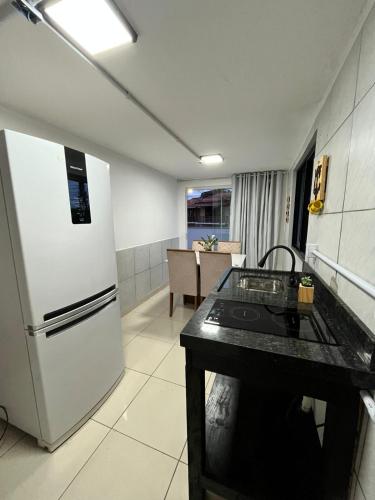 パリョサにあるMoradas do Embaúの白い冷蔵庫とカウンターのあるキッチン