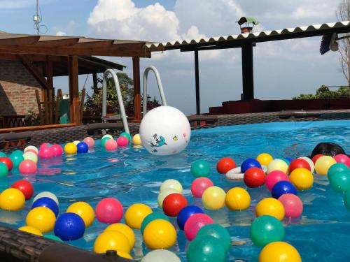 Бассейн в Glamping y Cabañas SPLENDOR VILLA EL EDEN или поблизости