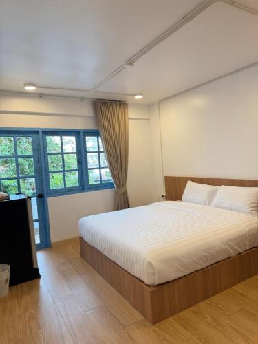 โรงแรม เซิร์ฟบีช Surf Beach Hotel في جومتين بيتش: غرفة نوم بسرير كبير ونوافذ