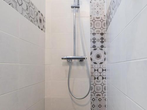BouvronCharmante maison au calme avec jardin et Wi-Fi - FR-1-306-1320的带淋浴喷头的浴室