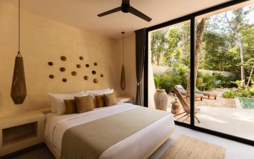 En eller flere senge i et værelse på Casa Náay Tulum - Jungle Luxury Villa Heated Pool & Firepit