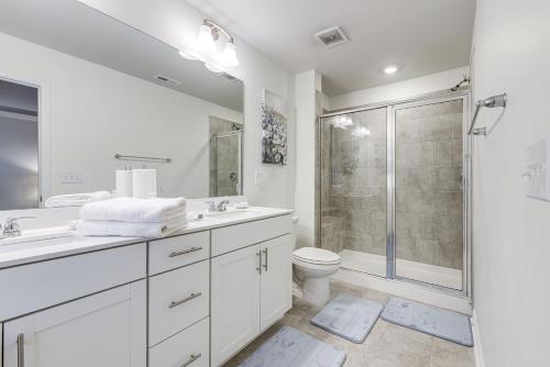 O baie la Private Patio! Sleek and Stylish Smithfield Townhome