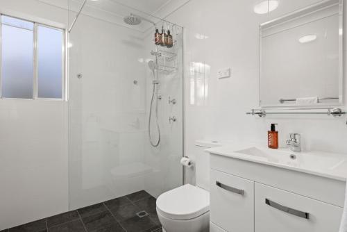ジンダバインにあるMogul Lakeside - East Jindabyneのシャワー、トイレ、洗面台を備えたバスルーム