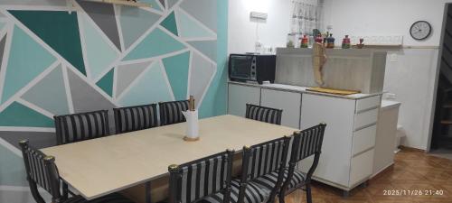 a table and chairs in a kitchen with a counter at Ezeiza 3 departamento privado a 15 minutos del aeropuerto hasta 7 personas OPCIONAL TRANFER DESDE Y HACIA EL AEROPUERTO DE EZEIZA LAS 24 HORAS pet friendly conexion con Aeroparque in Ezeiza