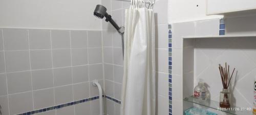 Un baño de Ezeiza 3 departamento privado a 15 minutos del aeropuerto hasta 7 personas OPCIONAL TRANFER DESDE Y HACIA EL AEROPUERTO DE EZEIZA LAS 24 HORAS pet friendly conexion con Aeroparque