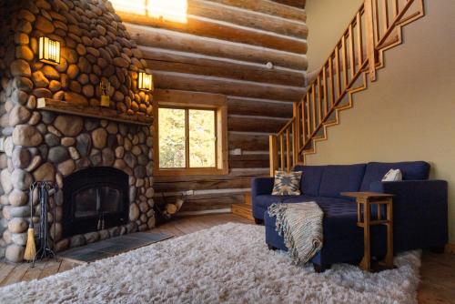 Posezení v ubytování Mosier Cabin Hot Tub Mt Adams View