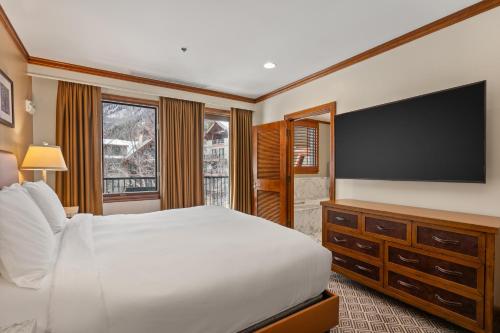 En eller flere senge i et værelse på The Ritz-Carlton Club, 3 Bedroom Residence Float 1, Ski-in & Ski-out Resort in Aspen Highlands