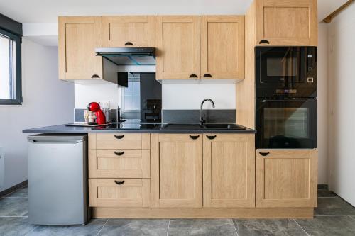 Η κουζίνα ή μικρή κουζίνα στο Duplex Cosy - Moderne - 15min Versailles