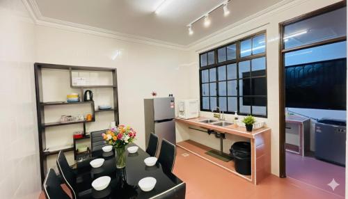 Η κουζίνα ή μικρή κουζίνα στο Gathering Rinting Masai Semi-D 6BR 20 Pax Game