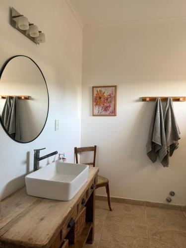 un bagno con un lavandino bianco e uno specchio di Casona alegre con pileta y patio a San Pedro