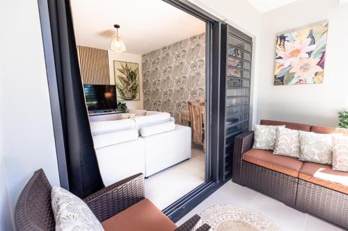 Tehautahi Cozy Lodge 3 في بابيت: غرفة معيشة مع أريكة وتلفزيون