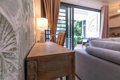 Tehautahi Cozy Lodge 3 في بابيت: غرفة معيشة مع طاولة بجوار أريكة