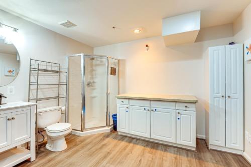 Ένα μπάνιο στο Elevator In-Unit 3-Story Condo Only 14 Mi to DC!