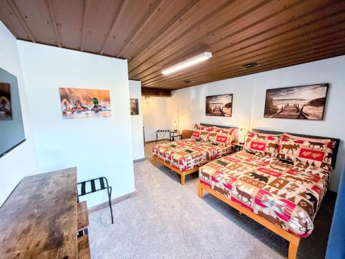 Giường trong phòng chung tại Peninsula Point Lodge