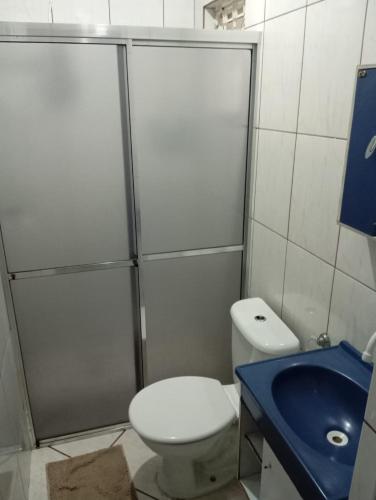 a bathroom with a shower and a toilet and a sink at KITNET - Completa e Individual - Pousada Itapetininga in Itapetininga