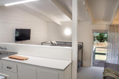 TV a/nebo společenská místnost v ubytování BATHURST GOLDFIELDS MOTEL at 428 CONROD STRAIGHT MOUNT PANORAMA