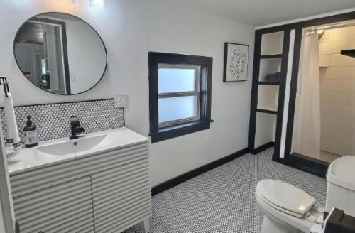 Phòng tắm tại Luxury Island Bungalow MINS to Beach & UF Flagler Hospital