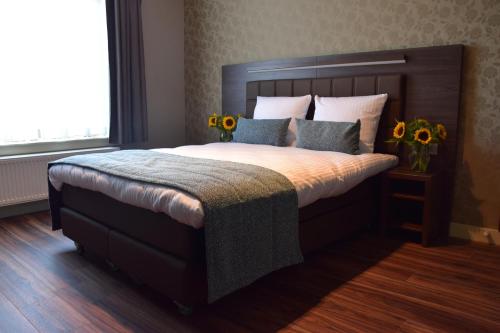 Un dormitorio con una cama grande con flores. en OZO Hotels Armada Amsterdam, en Ámsterdam