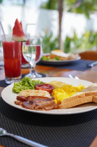 ein Frühstücksteller auf dem Tisch in der Unterkunft Villa Narda Seminyak by Nagisa Bali in Legian